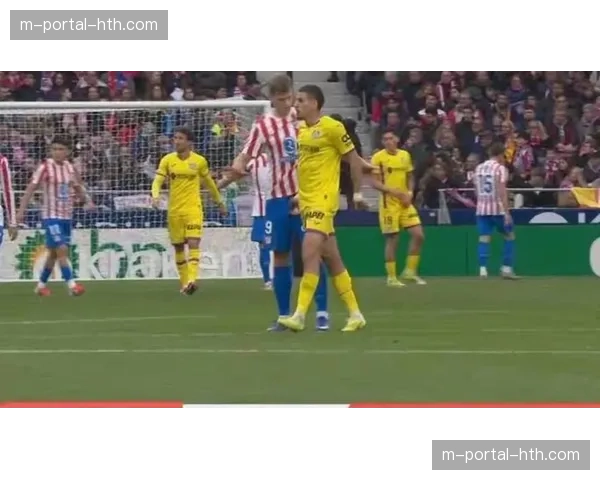 镜头捕捉:尼斯主帅法雷西赛后与裁判激烈理论,被出示红牌 镜头捕捉:尼斯主帅法雷西赛后与裁判激烈理论,被出示红牌